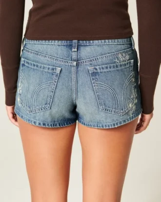 Ultra lav midje, medium vasket, blomsterbrodert denim minishorts