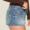 Ultra lav midje, medium vasket, blomsterbrodert denim minishorts