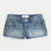 Ultra lav midje, medium vasket, blomsterbrodert denim minishorts