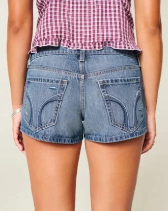 Ultra lav midje, slitt mediumvasket denim minishorts