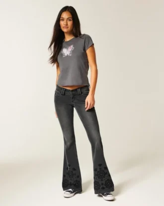 Ultra lavt sittende blomsterbroderte, vasket svarte flare-jeans
