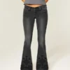 Ultra lavt sittende blomsterbroderte, vasket svarte flare-jeans