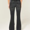 Ultra lavt sittende blomsterbroderte, vasket svarte flare-jeans
