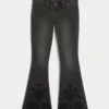 Ultra lavt sittende blomsterbroderte, vasket svarte flare-jeans