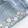Ultra lavt sittende broderte denim-minishorts
