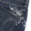 Ultra lavt sittende mørkvaskede minishorts i denim med brodert sommerfugl