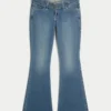 Ultra lavt sittende mørkvasket jeans med belte og utvidet ben