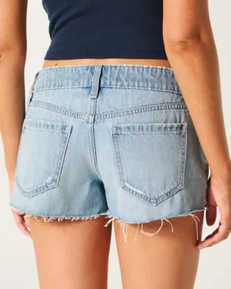 Ultra lavt sittende, revne miniskorts i mediumvasket denim
