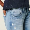 Ultra lavt sittende, slitt, lysvasket jeans med paljetter