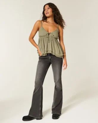 Ultra lavt sittende, vasket svart flare-jeans
