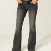Ultra lavt sittende, vasket svart flare-jeans