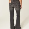 Ultra lavt sittende, vasket svart flare-jeans