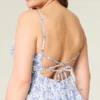 V-hals med volanger, babydoll minikjole