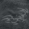 Vasket svart grafisk skaterbaggyjeans