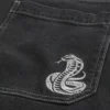 Vasket svart skaterbaggyjeans med slangegrafikk