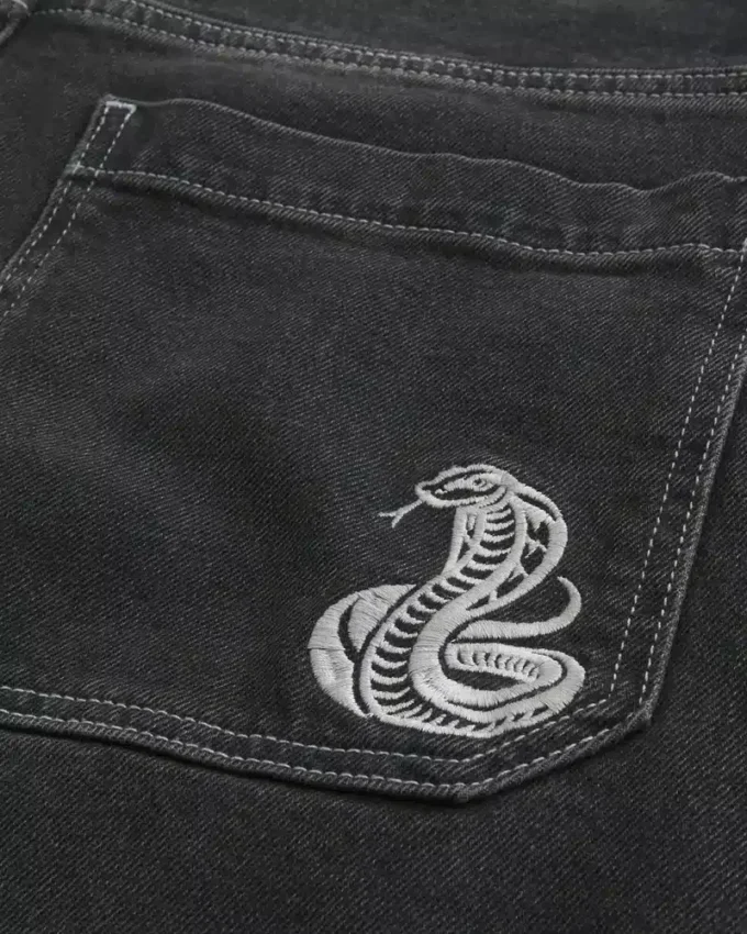 Vasket svart skaterbaggyjeans med slangegrafikk