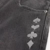 Vasket svart skaterbaggyjeans med spillkortjoker-grafikk