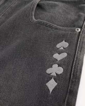 Vasket svart skaterbaggyjeans med spillkortjoker-grafikk
