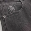 Vasket svart skaterbaggyjeans med spillkortjoker-grafikk