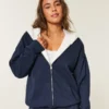 Vendbar fleece-hoodie med glidelås og fuskepelsfôr
