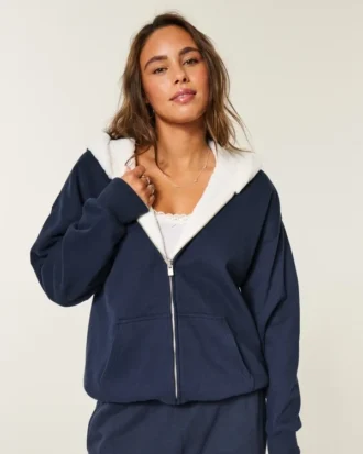Vendbar fleece-hoodie med glidelås og fuskepelsfôr