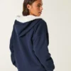 Vendbar fleece-hoodie med glidelås og fuskepelsfôr