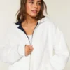Vendbar fleece-hoodie med glidelås og fuskepelsfôr